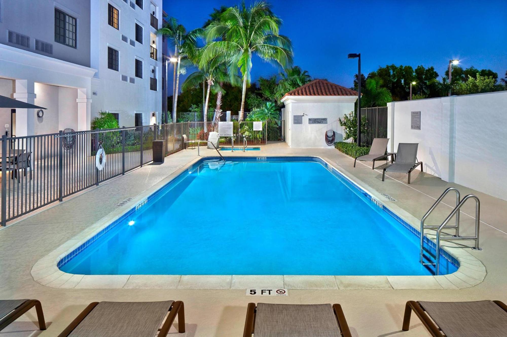 Courtyard By Marriott Stuart Hotel Exterior photo